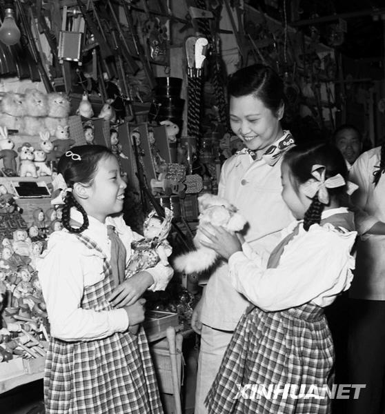 Первое июня 1955 года, мама покупает своим детям-близнецам игрушки в Пекине.