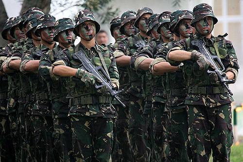 Военные учения вооруженных разведчиков НОАК в ОАР Сянган