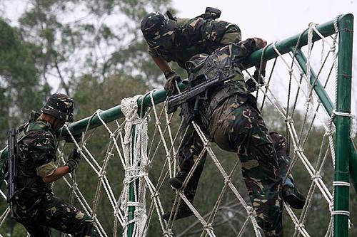 Военные учения вооруженных разведчиков НОАК в ОАР Сянган