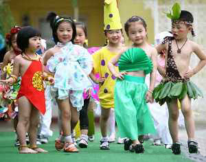 Дети в экологически чистой одежде встречают День защиты окружающей среды