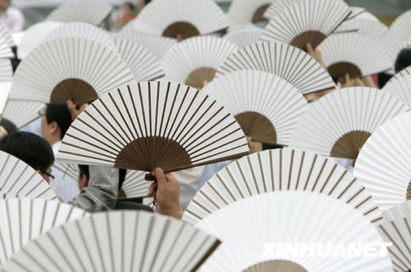 19 июня 2008 года, в Сеуле Южной Кореи люди, держа в руках бумажные веера, призвали всех к экономии энергии и охране окружающей среды.