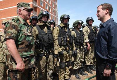 Президент России Дмитрий Медведев появился с автоматом в Федеральном управлении безопасности Дагестана