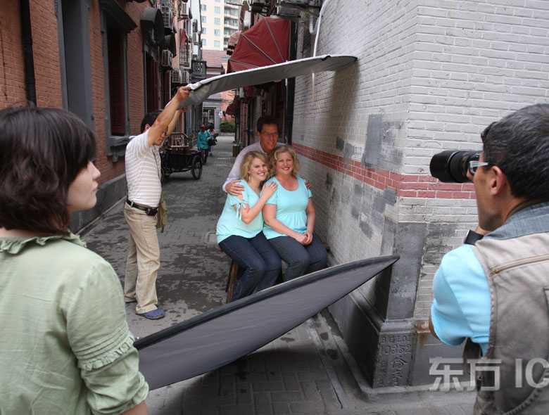 Фотографии на фоне шанхайских зданий в стиле шикумэнь популярны среди иностранцев 