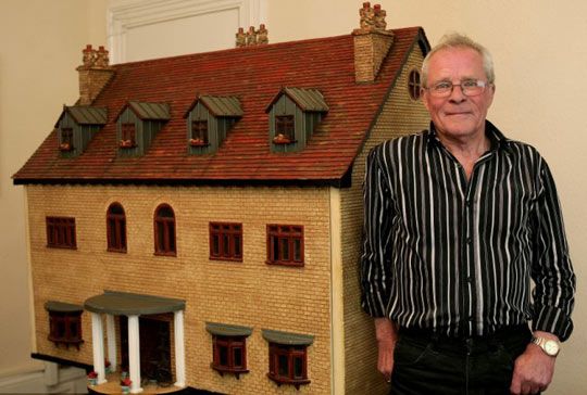 Мужчина из Великобритании за 15 лет изготовил модель дома из 23 квартир 