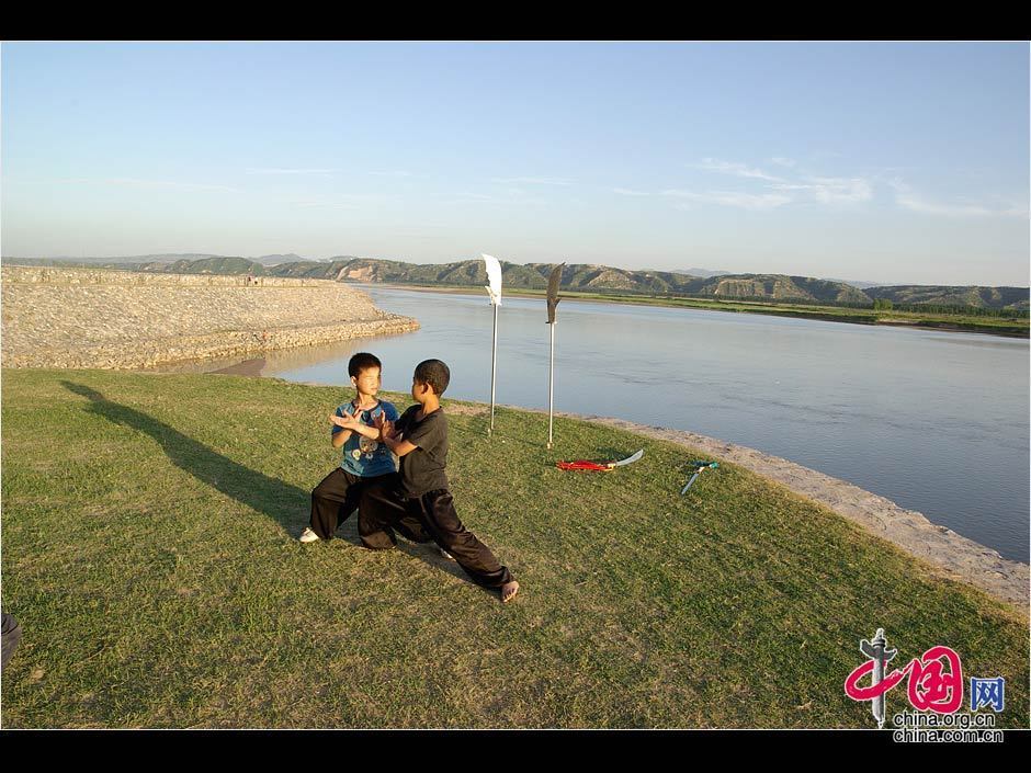 Дети, изучающие китайскую гимнастику Тайцзицюань