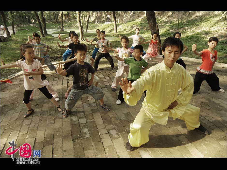 Дети, изучающие китайскую гимнастику Тайцзицюань