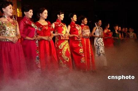 Выступление в ципао в Пекине, посвященное Дню культурного наследия Китая