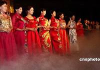 Выступление в ципао в Пекине, посвященное Дню культурного наследия Китая