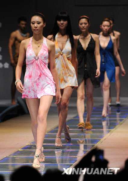 Показ купальников на Международной неделе моды-2009 в Циндао 