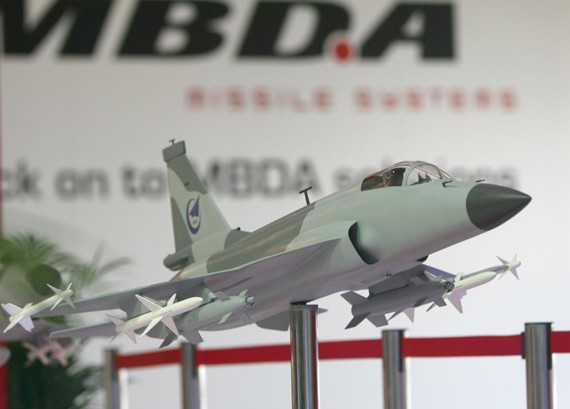 Китайские военные самолеты выставлены на Парижском международном авиасалоне 1
