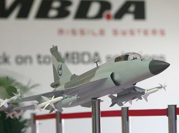 Китайские военные самолеты выставлены на Парижском международном авиасалоне