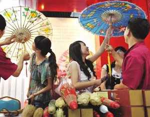 Культурное наследие Китая: зонтики ?ючжисань?, изготовленные из промасленной бумаги, популярны в Китае