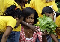 Первая леди США вместе со школьниками собрала урожай овощей