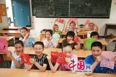 Изготовление бумажных поделок «Цзяньчжи» стало одним из предметов в начальной школе города Чунцин