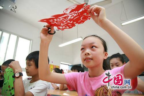 Изготовление бумажных поделок «Цзяньчжи» стало одним из предметов в начальной школе города Чунцин