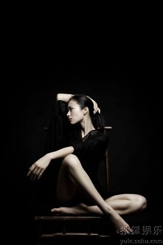 Красотка Цзян Иянь в черно-белых снимках