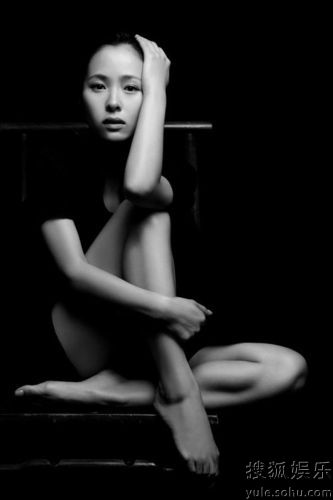 Красотка Цзян Иянь в черно-белых снимках