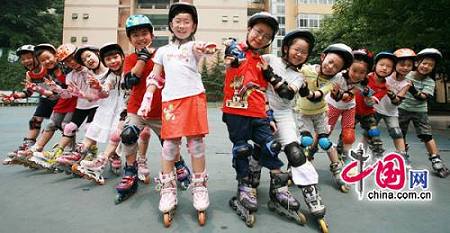Счастливые подростки на роликах в школе Башу города Чунцин