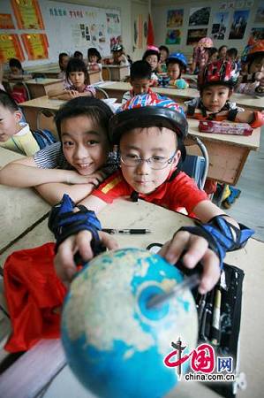 Счастливые подростки на роликах в школе Башу города Чунцин