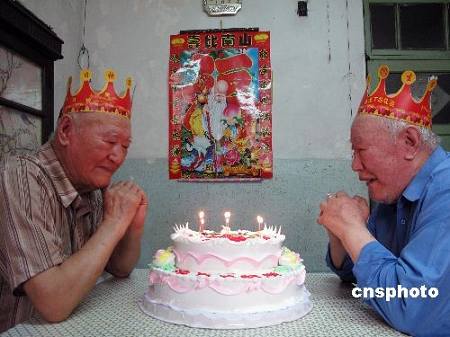 Близнецы отмечают свой 91-й день рождения