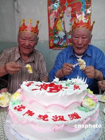 Близнецы отмечают свой 91-й день рождения