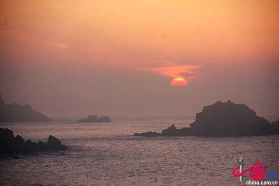 Величественный вид восхода солнца на острове Мэйчжоудао провинции Фуцзянь 