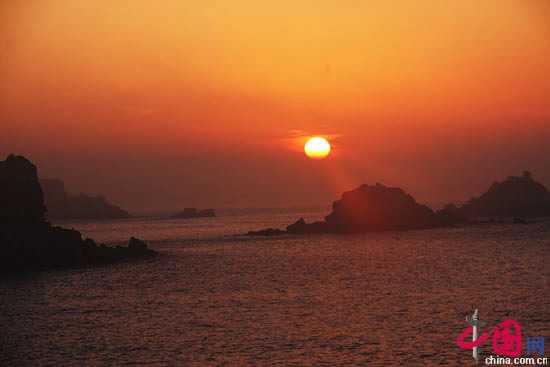 Величественный вид восхода солнца на острове Мэйчжоудао провинции Фуцзянь 