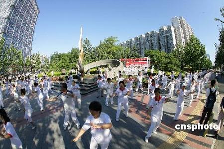 Более одной тысячи жителей Пекина выступили с демонстрацией искусства тайцзицюань, посвященной празднованию Международного олимпийского дня