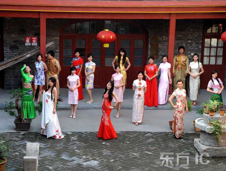 Показ национальной одежды в музее города Ляньюньган 