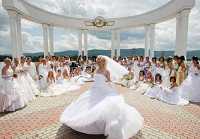 Российские красавицы в свадебных платьях снова переживают прекрасные мгновения свадебной церемонии