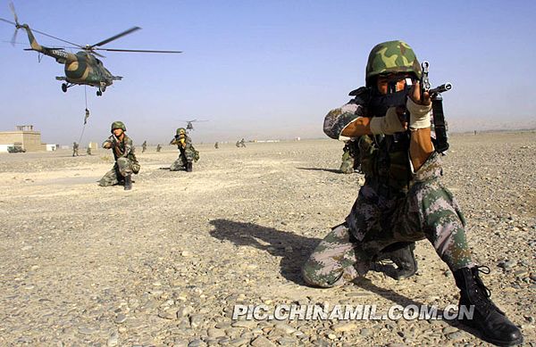 Военные тренировки новобранцев в Синьцзяне 