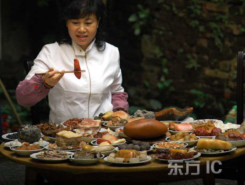 ?Богатый каменный обед? в городе Чжучжоу провинции Хунань 