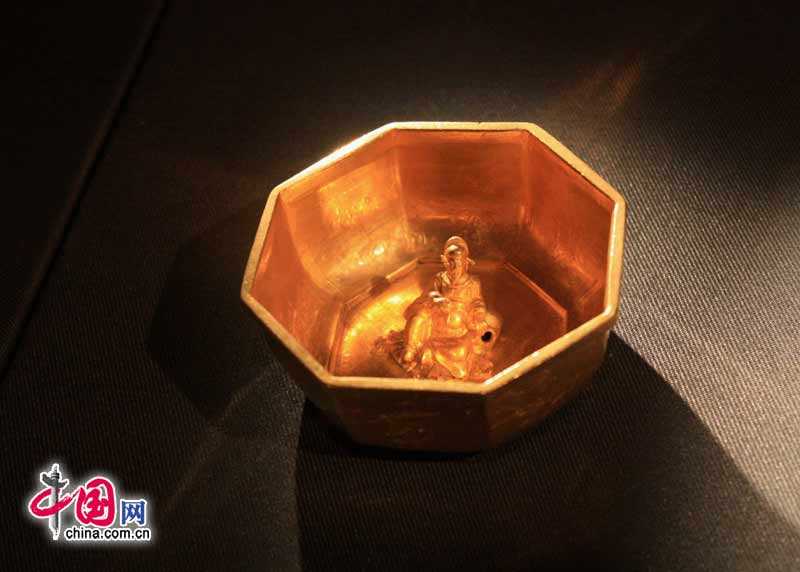 Изысканные золотые изделия в Столичном музее Пекина