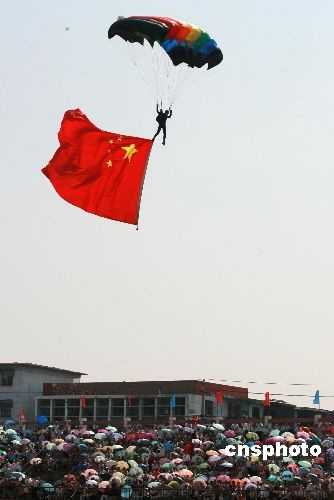 В провинции Хэнань открылись международные военные соревнования парашютистов 