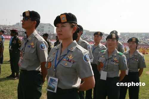 В провинции Хэнань открылись международные военные соревнования парашютистов 