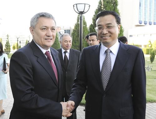 Встреча Ли Кэцяна с первым заместителем премьер-министра Узбекистана Р. Азимовым1