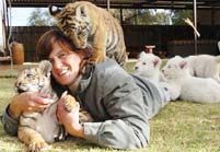 Южноафриканская женщина стала мамой для диких тигров и львов