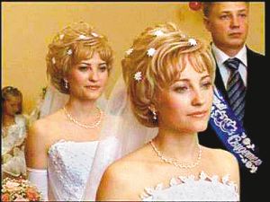 Сестры близнецы из России вышли замуж за братьев-близнецов 