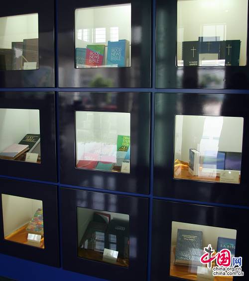 В выставочном зале компании демонстрируются издания Библии на разных языках. 