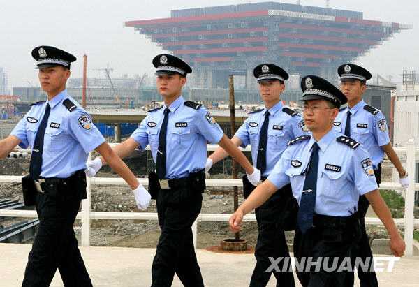 В парке павильонов ?ЭКСПО-2010? в Шанхае появился первый отряд полицейских 