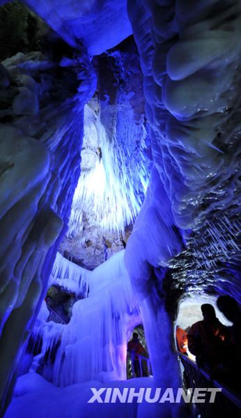 Посещение ледяной пещеры «Хрустальный дворец» в провинции Шаньси 
