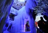Посещение ледяной пещеры «Хрустальный дворец» в провинции Шаньси