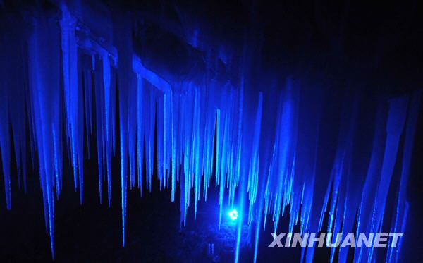 Посещение ледяной пещеры «Хрустальный дворец» в провинции Шаньси 