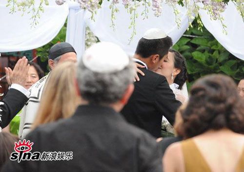 Известный китайский актер Лю Е и его французская невеста сыграли свадьбу 1