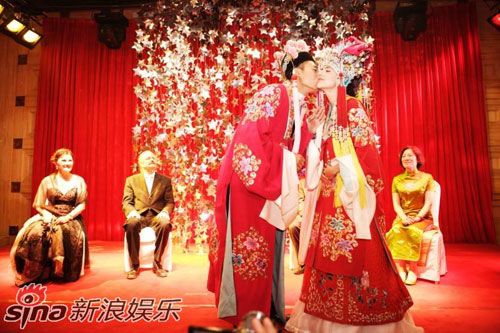 Известный китайский актер Лю Е и его французская невеста сыграли свадьбу 3