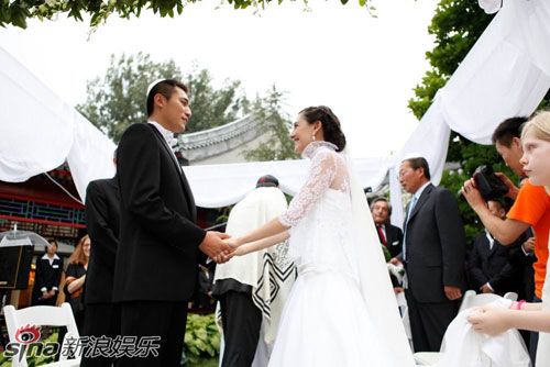Известный китайский актер Лю Е и его французская невеста сыграли свадьбу 4