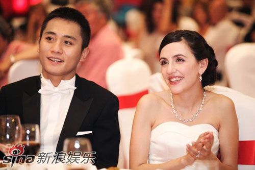 Известный китайский актер Лю Е и его французская невеста сыграли свадьбу 5
