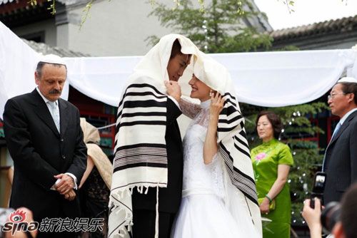 Известный китайский актер Лю Е и его французская невеста сыграли свадьбу 6