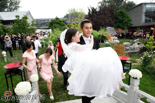 Известный китайский актер Лю Е и его французская невеста сыграли свадьбу 7