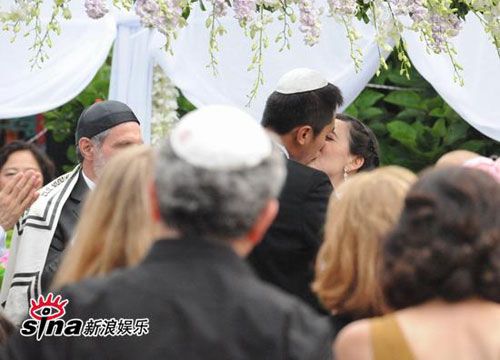 Известный китайский актер Лю Е и его французская невеста сыграли свадьбу 8